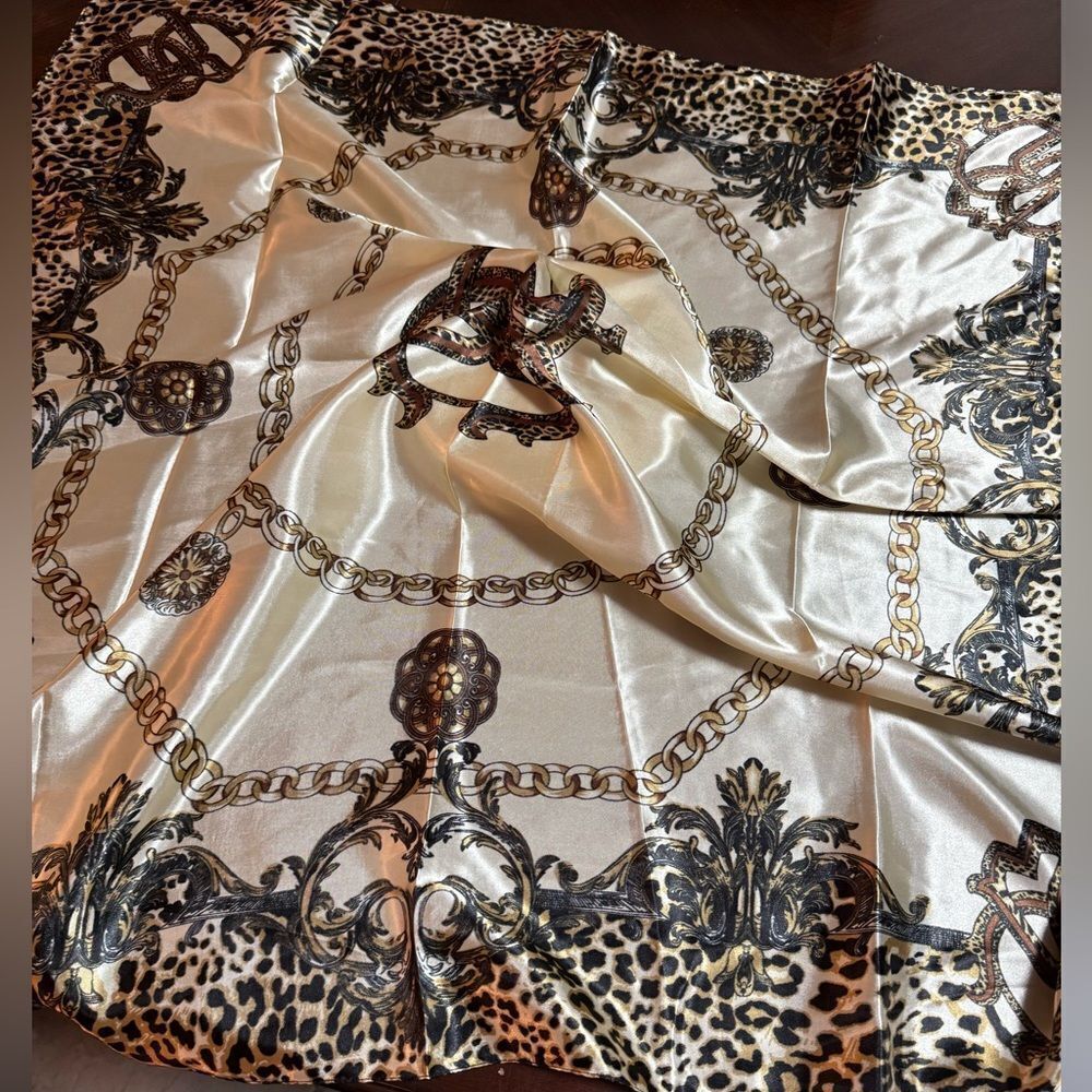 Leopard Chain Pattern Scarf - Picture 4 of 4